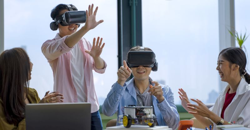 Internationale Studierende arbeiten mit VR-Brillen