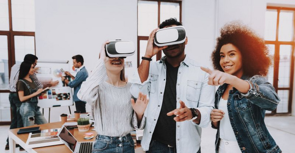 Internationale Studierende schauen durch VR-Brilllen